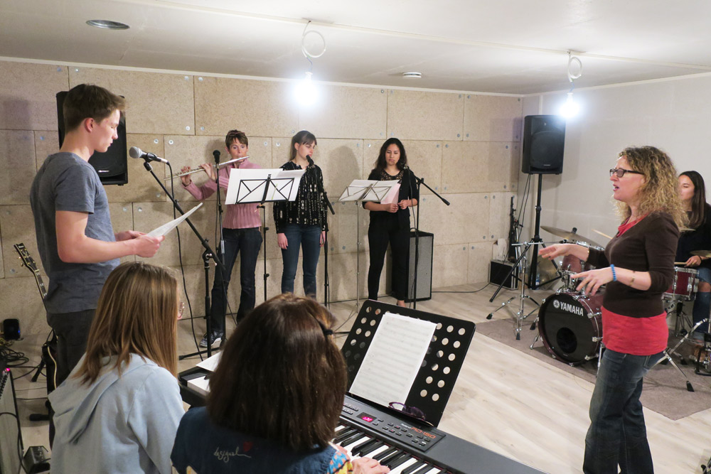 les élèves chantent en cours de l'atelier à Genève