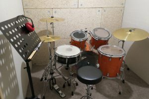 L'école de musique Drums&Co.ch propose des boxes d'entrainement en accès gratuit à ses élèves.