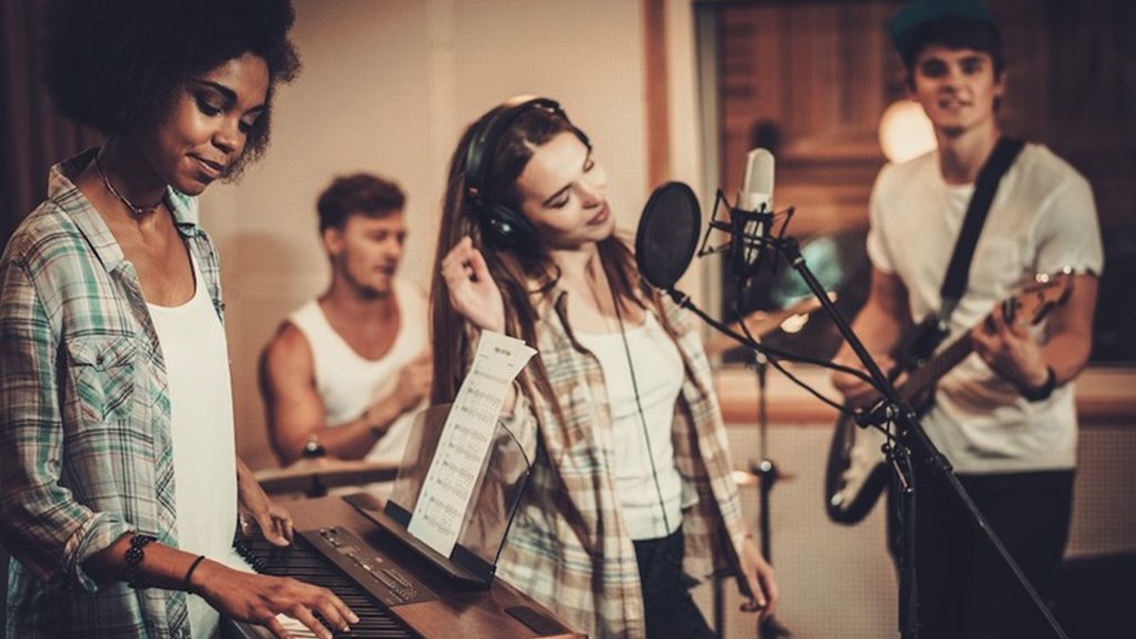 un groupe de personne en cours de musique