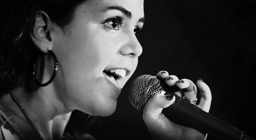 une jeune femme qui chante